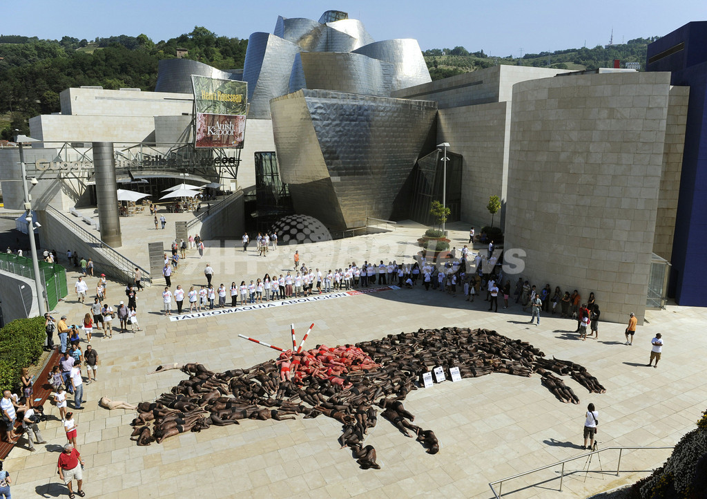 裸体がつくる巨大なウシ、闘牛に抗議 スペイン