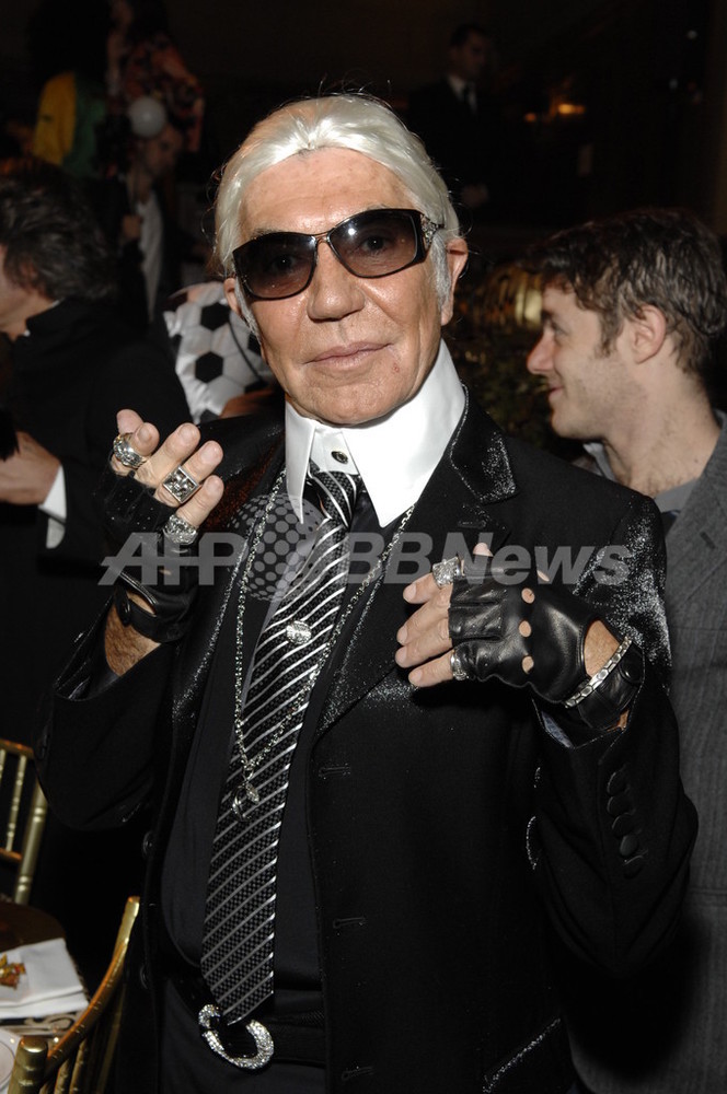 ロベルト・カバリがカール・ラガーフェルド？ 写真7枚 国際ニュース