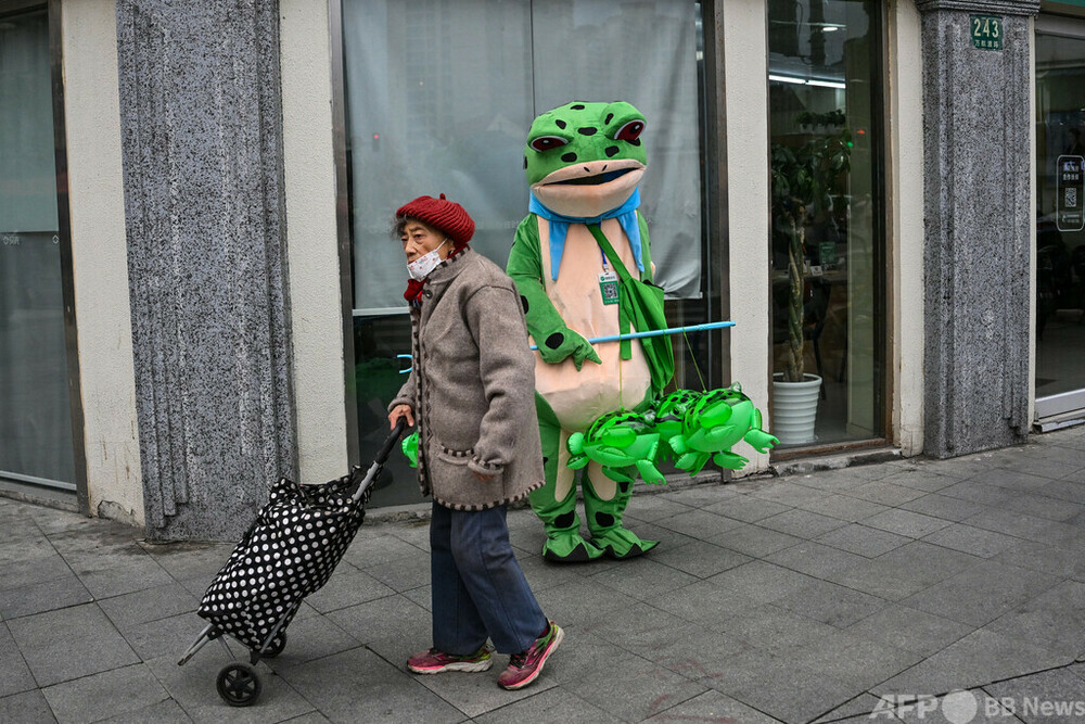 今日の1枚】「振り向いてケロ」 人待ち顔のカエル 中国 写真2枚 国際