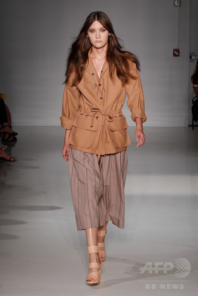 膝下丈のスカートでエレガントに、「ジル・スチュアート」15年春夏