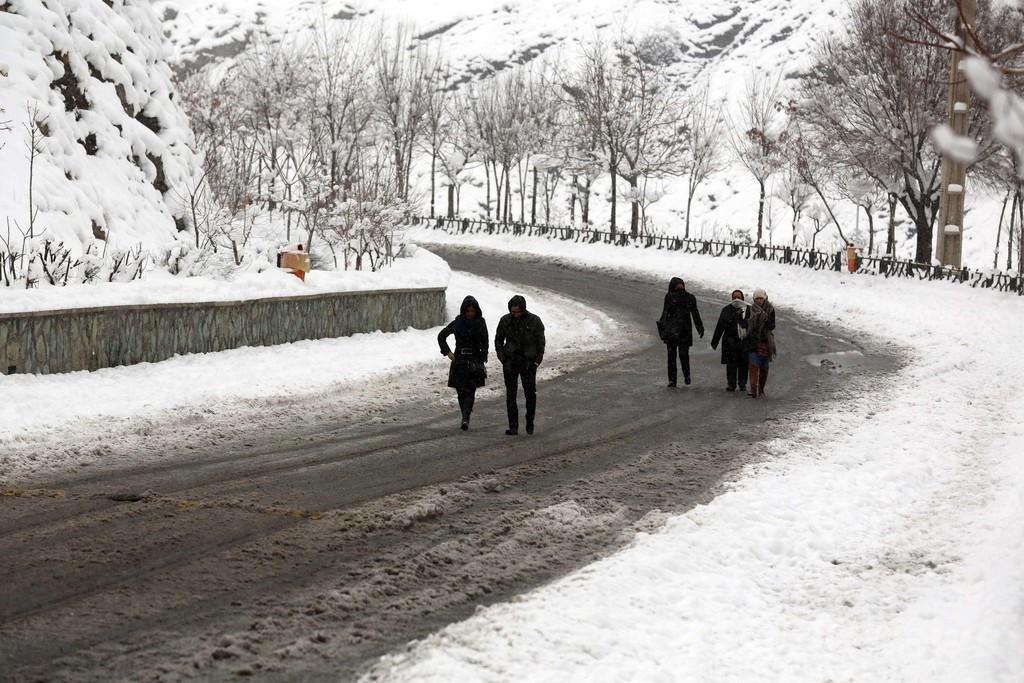 イラン北部に過去半世紀で最強の暴風雪、住民孤立