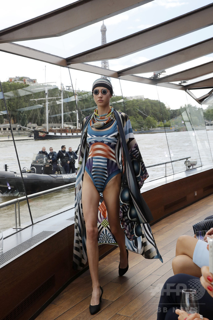 セーヌ川の船上でファッションショー