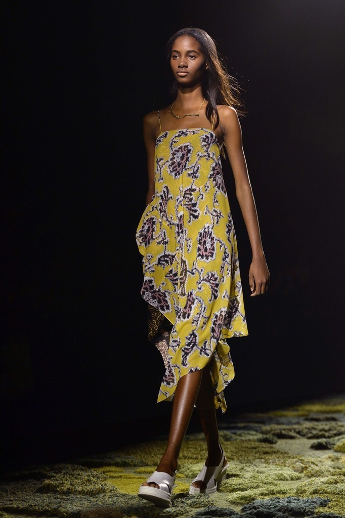 緑に映える多彩なテキスタイル、「ドリス ヴァン ノッテン」15年春夏