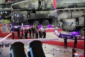 「武装装備展示会」の会場でロシアのセルゲイ・ショイグ国防相（中央右から2人目）を案内する金正恩朝鮮労働党総書記（中央右）。朝鮮中央通信提供（2023年7月26日撮影、27日提供）。(c)AFP PHOTO/KCNA VIA KNS