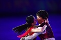 ソチ冬季五輪、フィギュアスケート・エキシビションの演技に臨むホウ清（Qing Pang、クィン・パン）/トウ健（Jian Tong、ジャン・トン）組（2014年2月22日撮影）。(c)AFP/JOHN MACDOUGALL