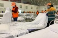 中国・湖北省武漢で、展示施設から改造された病院内にベッドを設置する作業員ら（2020年2月4日撮影）。(c)AFP