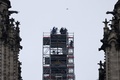 仏パリのノートルダム大聖堂の再建工事現場を視察したエマニュエル・マクロン大統領（上方中央、2023年12月8日撮影）。(c)Ludovic MARIN / AFP