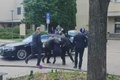 スロバキア中部ハンドロバで、銃撃されたロベルト・フィツォ首相（中央）を車へ誘導する警備要員（2024年5月15日撮影）。(c )RTVS / AFP