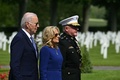 仏北部ベローのエーヌマルヌ米国人墓地で哀悼の意を表すジョー・バイデン米大統領と妻のジル氏（2024年6月9日撮影）。(c)SAUL LOEB / AFP