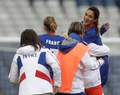 ロンドン五輪は3日、女子サッカー準々決勝の試合が英グラスゴー（Glasgow）のハムデン・パーク（Hampden Park）で行われ、フランスが2-1でスウェーデンを破り、初の4強入りを果たした。

試合に勝利し歓喜するフランスの選手（2012年8月3日撮影）。(c)AFP/GRAHAM STUART