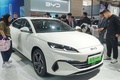 2024中国（天津）国際自動車展覧会で、BYDのEVであるシール 06 DM-iの情報を得ようとする来場者（2024年10月3日撮影）。(c)People’s Daily/唐克
