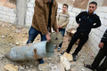 シリア北部イドリブ（Idlib）県Taftanazで、クラスター爆弾を見せる男性（2012年11月9日撮影）。(c)AFP/PHILIPPE DESMAZES