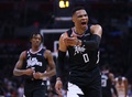 22-23NBAプレーオフ、イースタンカンファレンス1回戦（7回戦制）、ロサンゼルス・クリッパーズ対フェニックス・サンズ。ファウルの判定に抗議するロサンゼルス・クリッパーズのラッセル・ウェストブルック（2023年4月22日撮影）。(c)Harry How/Getty ImagesAFP