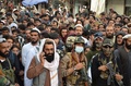 アフガニスタンの東部ホスト州で、パキスタン軍による空爆に抗議するデモ隊（2022年4月16日撮影）。(c)AFP