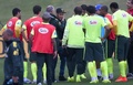 ブラジル代表のキャンプ地テレゾポリス（Teresopolis）に戻り、ルイス・フェリペ・スコラーリ（Luiz Felipe Scolari）監督（左から4人目）に歓迎されるネイマール（Neymar da Silva Santos Junior、中央、2014年7月10日撮影）。(c)AFP/VANDERLEI ALMEIDA