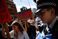 英ロンドン中心部ウェストミンスターで行われた反極右デモ（2024年8月10撮影）。(c)BENJAMIN CREMEL / AFP