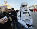 ウクライナの首都キエフ（Kiev）の独立広場に20日、人気映画『スター・ウォーズ（Star Wars）』シリーズに登場する悪役ダース・ベイダー（Darth Vader）が帝国軍兵士ストームトルーパーを伴って現れ、道行く人々に翌21日の「世界終末の日」から逃れられる「宇宙船の乗船チケット」を、缶詰やマッチ、コンドーム、トイレットペーパー、せっけん、電球などと一緒に配った。

このダースベイダーたち、実は同国の政党「ウクライナ・インターネット党（Ukrainian Internet Party）」の活動家。同党では何らかのアピール行動を起こす際、ダースベイダーやストームトルーパーの格好をするのが恒例となっている。

5000年以上続いてきた古代マヤ文明の「長期暦」が21日に区切りを迎えるにあたり、世界各地では「世界が滅亡する」と信じる一部の人々が話題となっている（2012年12月20日撮影）。(c)AFP/SERGEI SUPINSKY