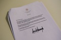 ドナルド・トランプ米大統領がジェームズ・コミー連邦捜査局（FBI）長官に解任を通告した書簡のコピー。ホワイトハウスで（2017年5月9日撮影）。(c)AFP/MANDEL NGAN