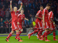 サッカードイツカップ2012-13（German Cup 2012-13）は1日、決勝が行われ、バイエルン・ミュンヘン（Bayern Munich）が3-2でVfBシュツットガルト（VfB Stuttgart）を下し、ドイツ勢としては初のトレブル（三冠）を達成した。

チームメイトのマリオ・ゴメス（Mario Gomez、右から2人目）の得点を喜ぶバイエルン・ミュンヘンのアリエン・ロッベン（Arjen Robben、左、2013年6月1日撮影）。(c)AFP/JOHANNES EISELE