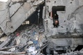 パレスチナ自治区ガザ地区南部ハンユニスで、イスラエル軍の爆撃を受けた建物周辺で生存者と遺体の捜索を行う男性（2023年10月25日撮影）。(c)MAHMUD HAMS / AFP