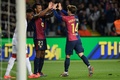 24-25スペイン1部リーグ第10節、FCバルセロナ対セビージャFC。4点目のゴールを喜ぶFCバルセロナのパブロ・トーレ（右、2024年10月20日撮影）。(c)Josep LAGO/ AFP