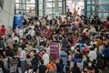 フィリピン・マニラの国際空港ターミナル3で待つ利用者（2023年1月1日撮影）。(c)KEVIN TRISTAN ESPIRITU / AFP