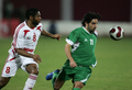 UAEのハイダル・アリ（%%Haidar Ali%%）を背にボールを追うイラクのハワル・モハメド（%%Hawar Mohammed%%、右）。(c)AFP/KARIM SAHIB