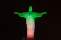 ブラジル・リオデジャネイロ（Rio de Janeiro）のコルコバード（Corcovado）の丘に立つ、イランの国旗の色に染め上げられた巨大なキリスト像（Christ the Redeemer、2014年6月11日撮影）。(c)AFP/YASUYOSHI CHIBA