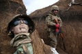 ウクライナ東部ルガンスク州に展開するウクライナ軍の兵士（2021年4月8日撮影）。(c)STR / AFP