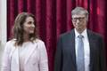 米マイクロソフト共同創業者のビル・ゲイツ氏（右）と元妻のメリンダ氏（2017年4月21日撮影）。(c)Kamil Zihnioglu / POOL / AFP