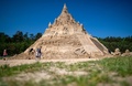 独リューゲン島のビンツで開催されている砂の彫刻フェスティバルに出品された、高さ17.5メートルの巨大な砂の城（2019年6月5日撮影）。(c)Jens Btner / dpa / AFP