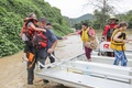 川の氾濫で水没した住宅地から避難する人々。米ケンタッキー州ジャクソンで（2022年7月28日撮影）。(c)LEANDRO LOZADA / AFP