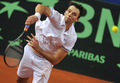 男子テニス国別対抗戦、デビスカップ（%%2009 Davis Cup%%）ワールドグループ準決勝、クロアチア対チェコ。初日はシングルス2試合が行われ、チェコが2連勝を飾り準決勝進出に王手をかけた。

　チェコは第1試合でラデク・ステパネク（%%Radek Stepanek%%）がイヴォ・カルロビッチ（%%Ivo Karlovic%%）に6-7、7-6、7-6、6-7、16-14で勝利し、第2試合ではトマス・ベルディハ（%%Tomas Berdych%%）がマリン・チリッチ（%%Marin Cilic%%）を6-3、6-3、3-6、4-6、6-3で下した。写真はサーブを放つイヴォ・カルロビッチ。（2009年9月18日撮影）(c)AFP/HRVOJE POLAN