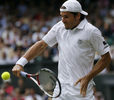 テニス、ウィンブルドン選手権（%%The Championships Wimbledon 2009%%）男子シングルス準決勝。大会第2シードのロジャー・フェデラー（%%Roger Federer%%、スイス）は、大会第24シードのトミー・ハース（%%Tommy Haas%%、ドイツ）と対戦。フェデラーは7-6、7-5、6-3のストレートでハースを退け、グランドスラム（4大大会）では通算20度目、ウィンブルドンでは7年連続となる決勝進出を果たした。写真はバックハンドでリターンショットを放つトミー・ハース。（2009年7月3日撮影）(c)AFP/GLYN KIRK