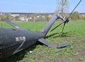 ウクライナ・ハルキウ近郊で撃墜されたロシア軍のヘリコプター（2022年4月16日撮影）。(c)SERGEY BOBOK / AFP