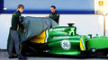 フォーミュラワン（F1、F1世界選手権）に参戦するケータハム（Caterham F1 Team）は5日、スペインのヘレス・レーストラック（Jerez Racetrack）で2013年シーズンの新型車「CT03」を発表した。

ケータハムの新型車「CT03」を公開するギド・ヴァン・デル・ガルデ（Giedo van der Garde）とシャルル・ピック（Charles Pic、2013年2月5日撮影）。(c)AFP/CRISTINA QUICLER