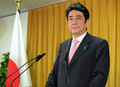 都内・自民党本部で会見する同党の安倍晋三（Shinzo Abe）総裁（2012年12月17日撮影）。(c)AFP/Yoshikazu TSUNO