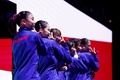 第52回世界体操競技選手権、女子団体決勝。演技前のチーム紹介でポーズを取る日本の選手（2023年10月4日撮影）。(c)KENZO TRIBOUILLARD / AFP