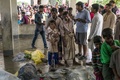 バングラデシュのコックスバザール地区にある学校で、親族の遺体のそばで嘆くロヒンギャ難民（2017年9月29日撮影）。(c)AFP/FRED DUFOUR