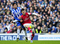 イングランド、FAカップ2012-13（FA Cup 2012-13）は27日、4回戦が各地で行われ、アーセナル（Arsenal）が3-2でブライトン・アンド・ホーヴ・アルビオンFC（Brighton &amp; Hove Albion FC）を下し、5回戦に進出した。

ブライトン・アンド・ホーヴ・アルビオンFCのレオナルド・ウジョア（Leonardo Ulloa、左）とボールを競るアーセナルのローラン ・コシールニー（Laurent Koscielny、2013年1月26日撮影）。(c)AFP/GLYN KIRK