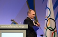 国際オリンピック委員会（IOC）主催のディナーで演説したロシアのウラジーミル・プーチン大統領（2014年2月6日撮影、資料写真）。(c)ANDREJ ISAKOVIC / POOL / AFP