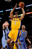 08-09NBA西カンファレンスプレーオフ1回戦、ロサンゼルス・レイカーズ（%%Los Angeles Lakers%%）対ユタ・ジャズ（%%Utah Jazz%%）第5戦。試合はレイカーズが107-96で勝利し、通算戦績を4勝1敗として同準決勝に進んだ。レイカーズは、コービー・ブライアント（%%Kobe Bryant%%）が両チーム最多の31得点を奪って勝利し、5戦目でジャズとのプレーオフ1回戦を制した。写真はゴール下からシュートを狙うレイカーズのデレク・フィッシャー（%%Derek Fisher%%、中央）。（2009年4月27日撮影）(c)AFP/Getty Images/Kevork Djansezian