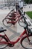 ロシア・モスクワ（Moscow）の自転車シェアリングサービスの自転車置き場（2013年5月30日撮影）。(c)AFP/ANDREY SMIRNOV