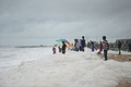 インド南東部チェンナイのマリーナビーチに広がった泡の中に入り、写真を撮る人々（2019年12月1日撮影）。(c)Arun SANKAR / AFP