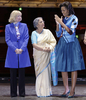 ロンドンのロイヤル・オペラ・ハウス（Royal Opera House）を訪れた（左から）ローリーン・ハーパー（Laureen Harper）カナダ首相夫人、インドのグルシャラン・カウル（Gursharan Kaur）首相夫人、ミシェル・オバマ（Michelle Obama）米大統領夫人（2009年4月2日撮影）。(c)AFP/WPA /JOEL RYAN
