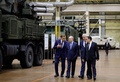 ロシア・トゥーラにあるKBP器械設計局傘下の機械工場を視察するウラジーミル・プーチン大統領（2022年12月23日撮影）。(c)SPUTNIK / AFP