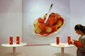ドイツ・ベルリン（Berlin）で、ソーセージにケチャップとカレー味のソースをかけた名物料理「カリーブルスト（Currywurst）」の調理法と歴史を紹介する博物館「ドイツ・カリーブルスト博物館（German Currywurst Museum）」が、15日にオープンする。写真は、ケチャップ容器をかたどった受話機を眺める女性（2009年8月13日撮影）。(c)AFP/DDP/MICHAEL GOTTSCHALK
