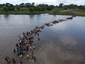 メキシコ・グアテマラ国境を流れるスチアテ川を渡って米国を目指すエルサルバドル移民たち（2018年11月2日撮影）(c)Carlos ALONZO / AFP