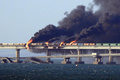 クリミア半島とロシア本土を結ぶクリミア橋で、トラックの爆発により発生した火災（2022年10月8日撮影）。(c)AFP