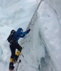 サウジアラビア女性として初めて世界最高峰エベレスト（Everest、8848メートル）の登頂に成功したばかりのラハ・ムハラク（Raha Moharrak）さん（25）が26日夜、アラブ首長国連邦（UAE）のシャルジャ国際空港（Sharjah International Airport）に到着し、UAEのサウジ大使館員らの出迎えを受けた。

サウジアラビア女性に着用が義務付けられている黒いアバヤで全身を覆ったムハラクさんは、「（エベレスト登頂に成功したサウジ女性は）私が最初だけど、私が最後であってほしくない。これをきっかけに（サウジ）女性にも様々なことに挑戦してほしい」とAFPの取材に語った。

写真は、エベレストに登頂中のムハラクさん（2013年5月18日撮影）。(c)AFP/RAHA MOHARRAK ALBUM